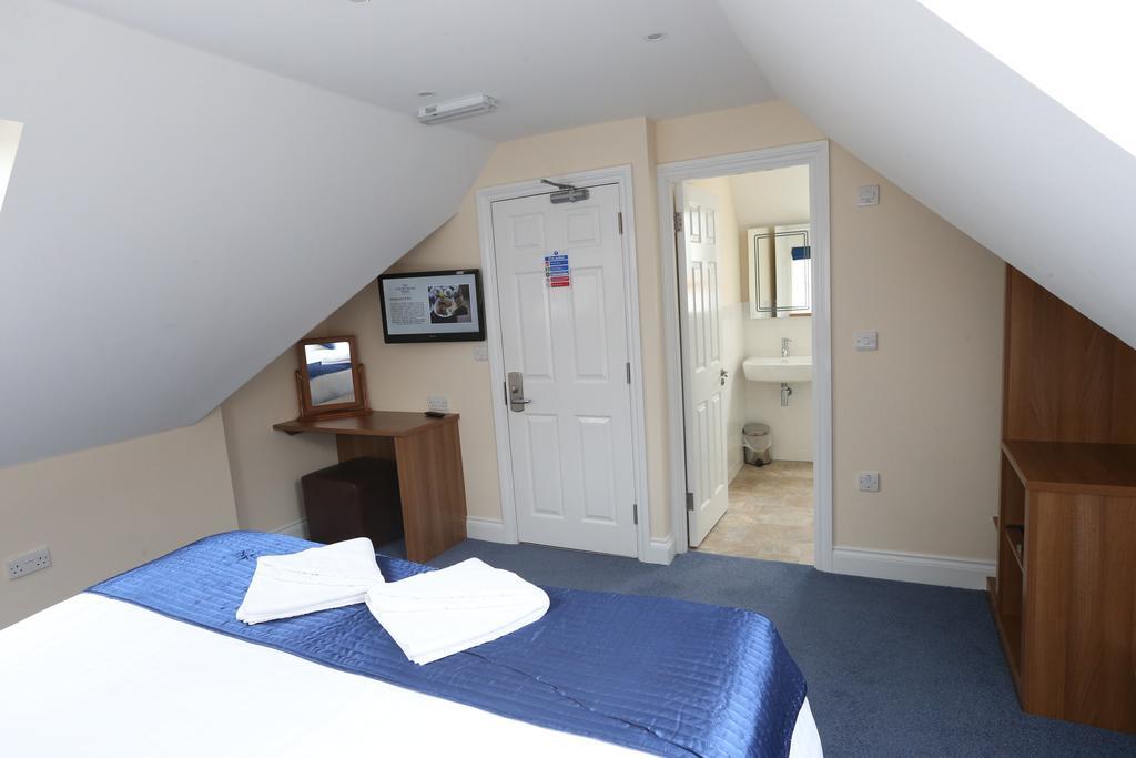 Corner House Hotel Gatwick With Bookable Holiday Parking Хорли Экстерьер фото