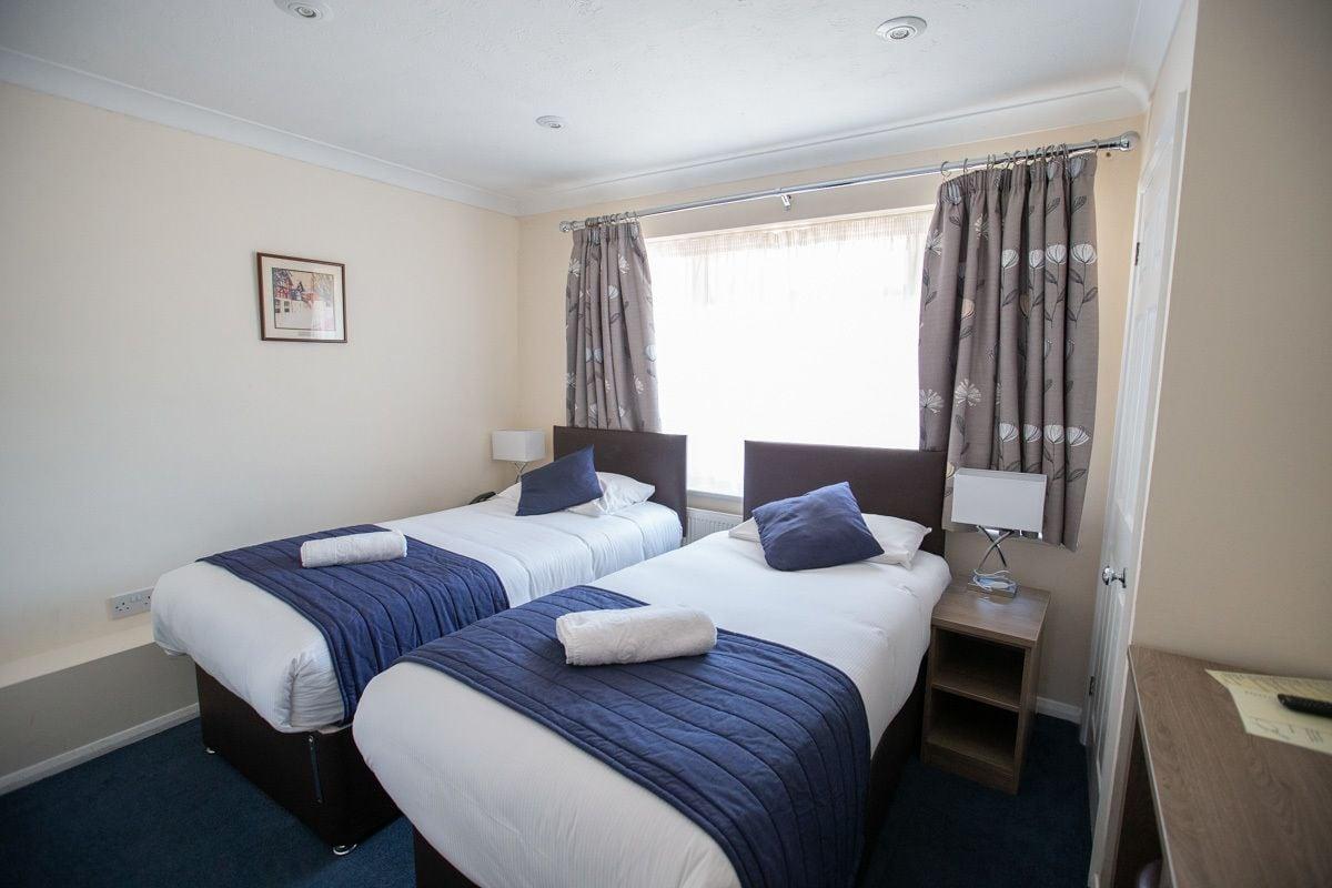 Corner House Hotel Gatwick With Bookable Holiday Parking Хорли Экстерьер фото