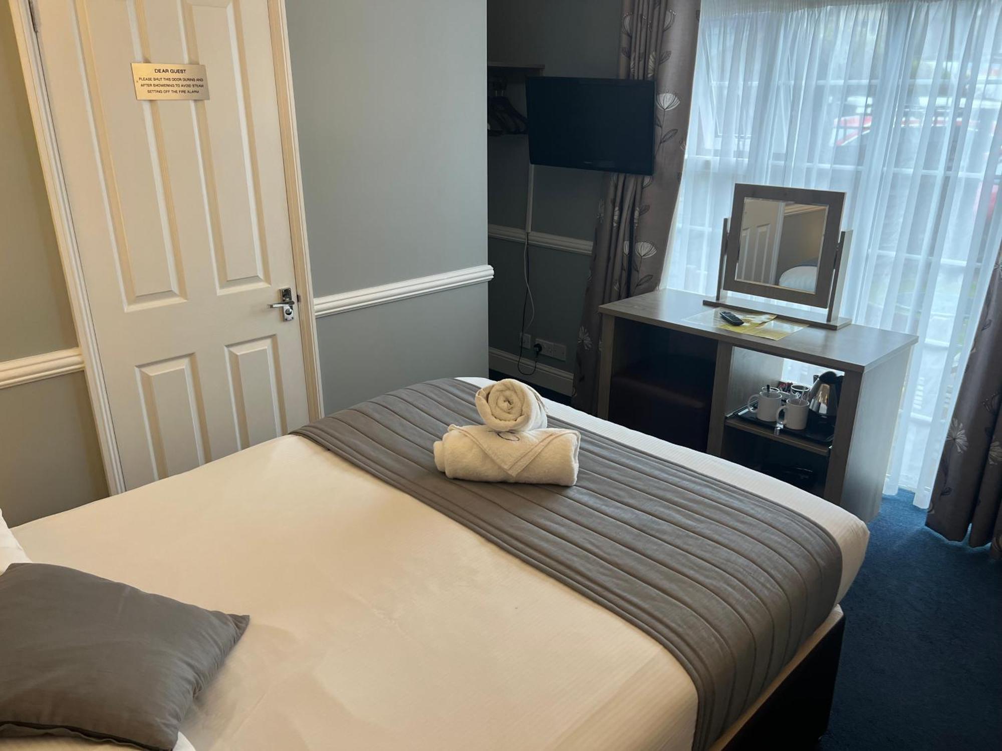 Corner House Hotel Gatwick With Bookable Holiday Parking Хорли Экстерьер фото