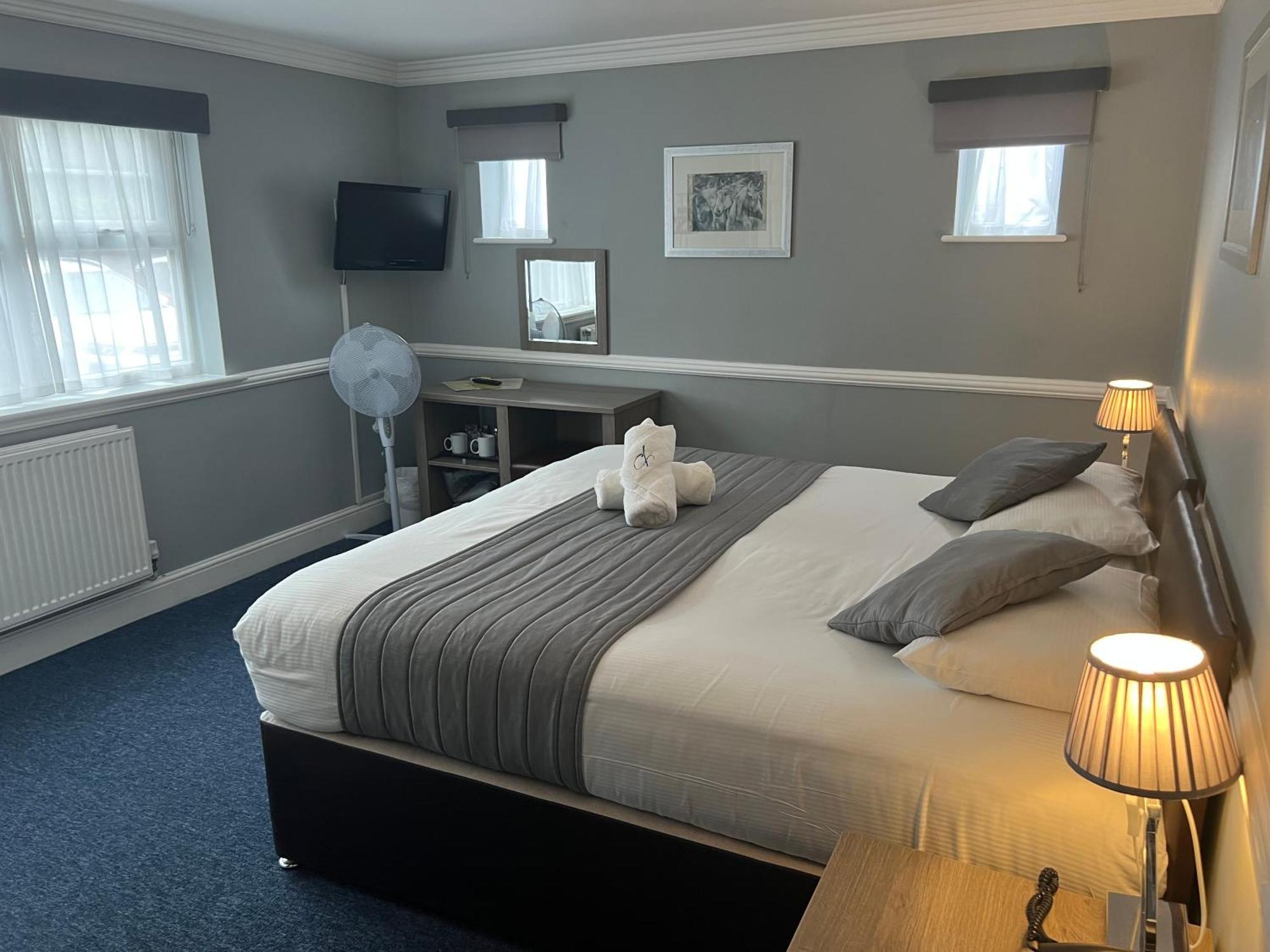 Corner House Hotel Gatwick With Bookable Holiday Parking Хорли Экстерьер фото