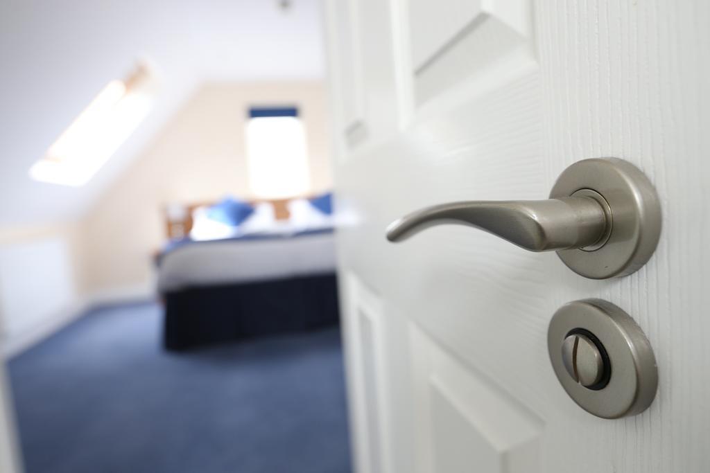 Corner House Hotel Gatwick With Bookable Holiday Parking Хорли Экстерьер фото