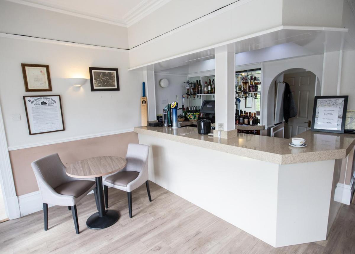 Corner House Hotel Gatwick With Bookable Holiday Parking Хорли Экстерьер фото