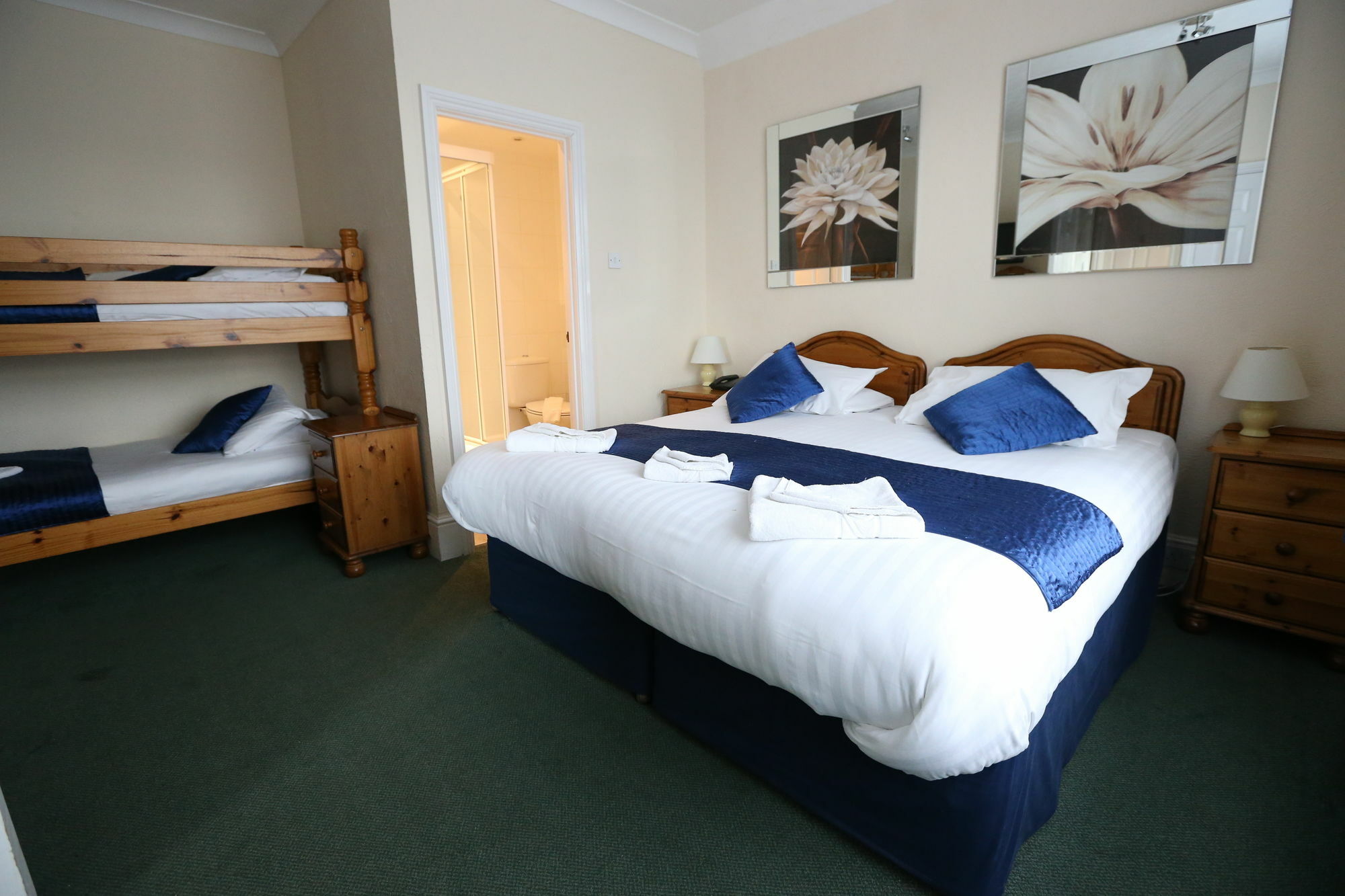 Corner House Hotel Gatwick With Bookable Holiday Parking Хорли Экстерьер фото