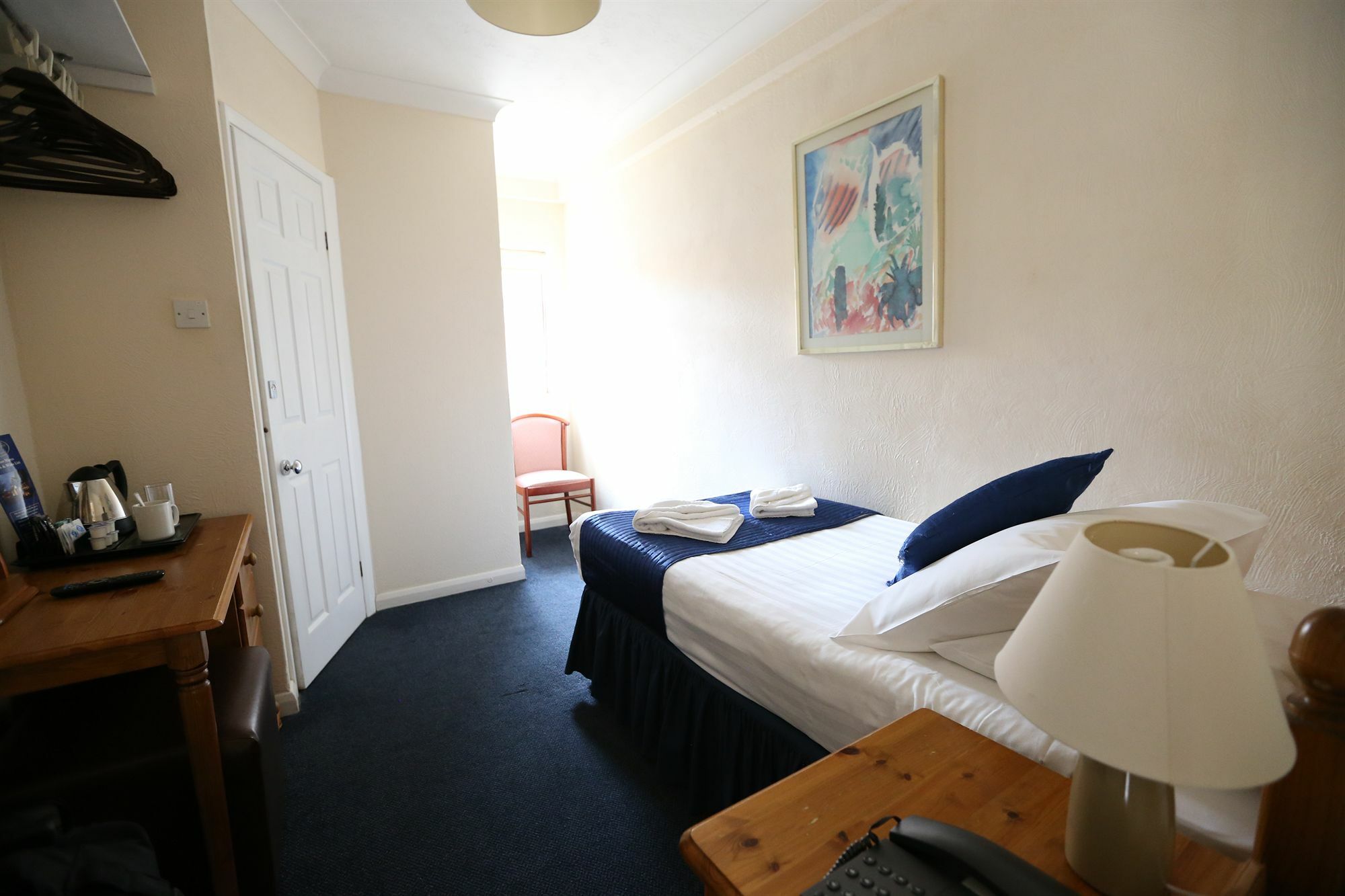 Corner House Hotel Gatwick With Bookable Holiday Parking Хорли Экстерьер фото
