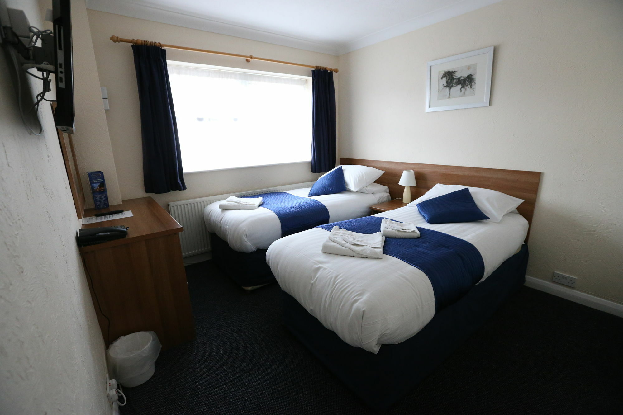Corner House Hotel Gatwick With Bookable Holiday Parking Хорли Экстерьер фото