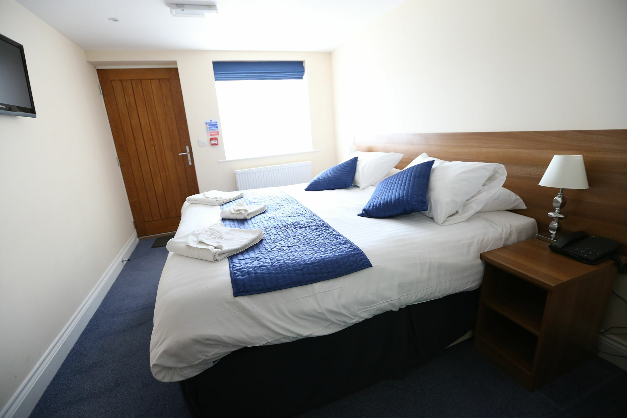 Corner House Hotel Gatwick With Bookable Holiday Parking Хорли Экстерьер фото