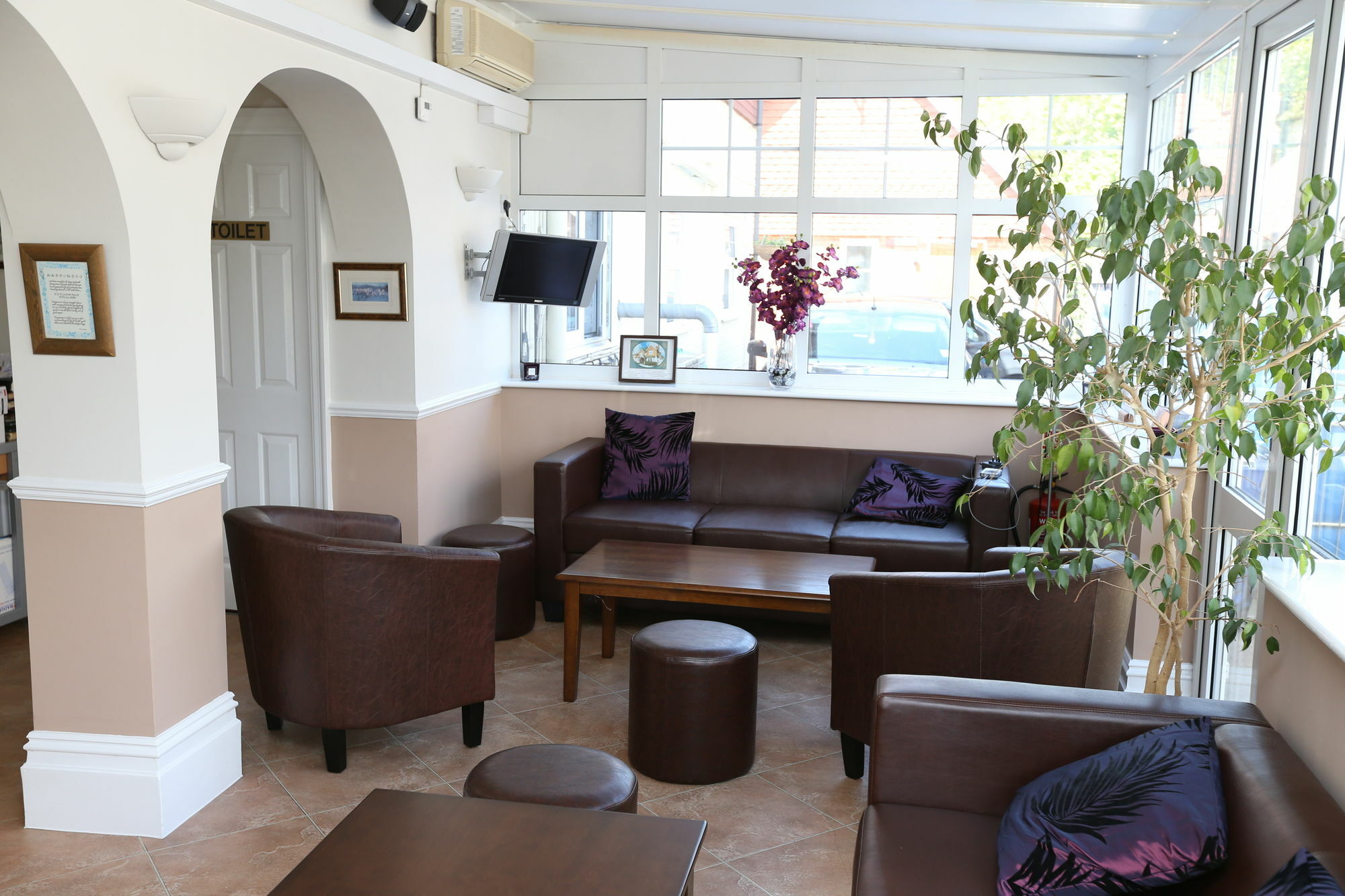 Corner House Hotel Gatwick With Bookable Holiday Parking Хорли Экстерьер фото
