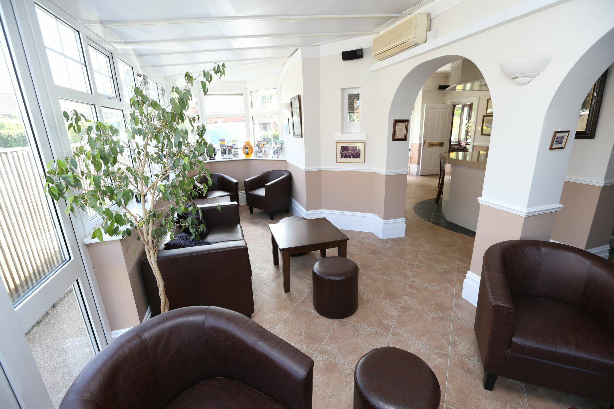 Corner House Hotel Gatwick With Bookable Holiday Parking Хорли Экстерьер фото