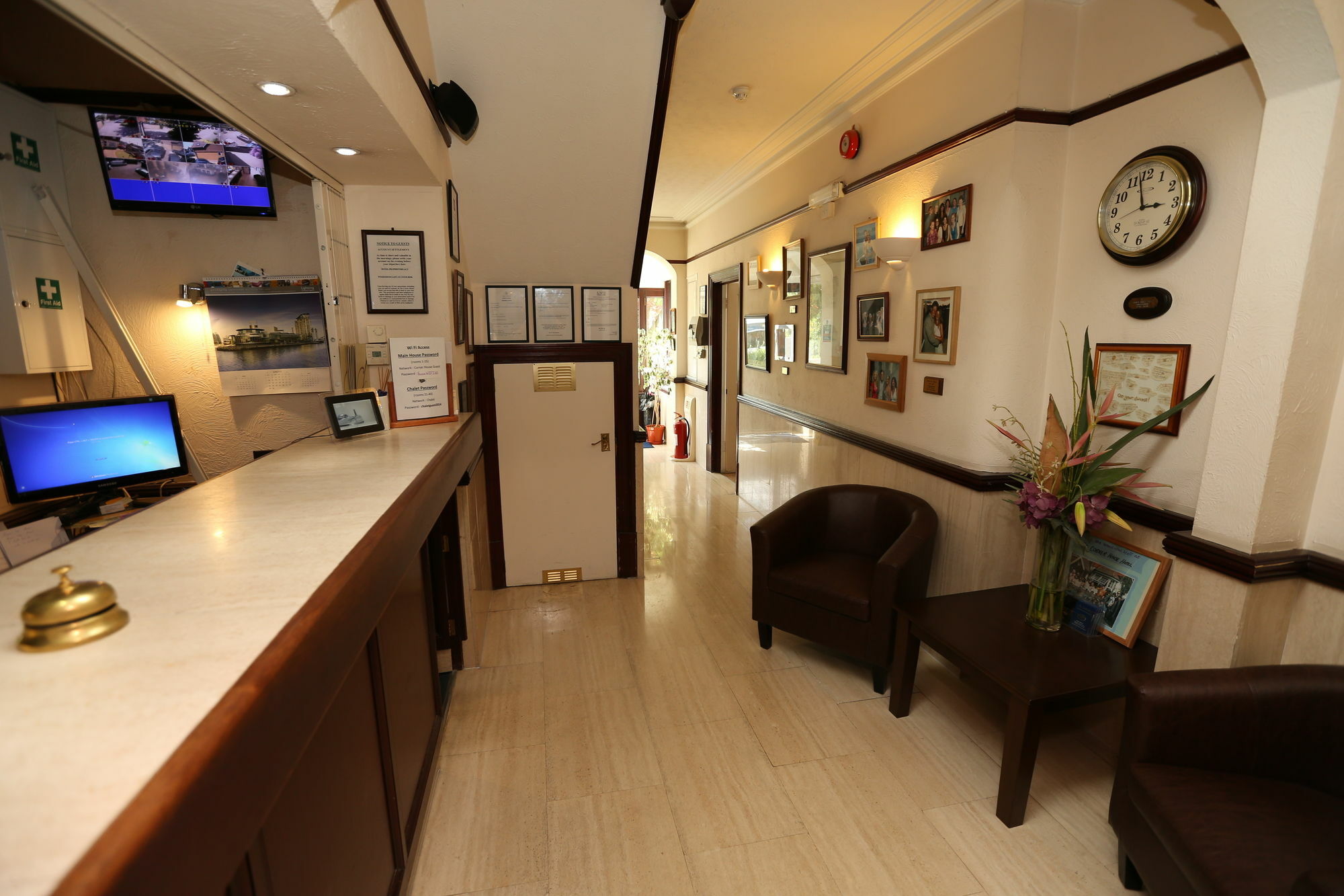 Corner House Hotel Gatwick With Bookable Holiday Parking Хорли Экстерьер фото