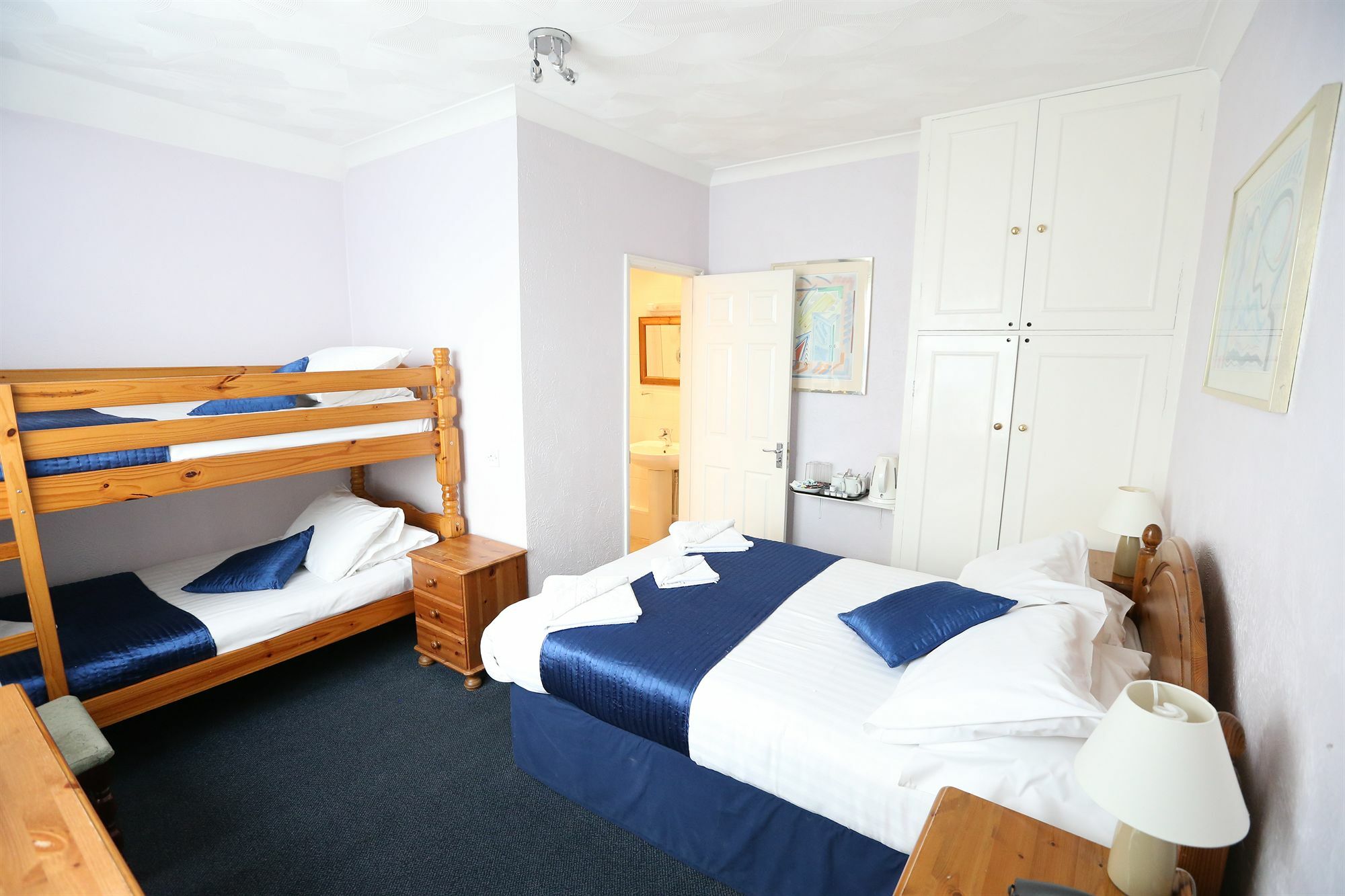 Corner House Hotel Gatwick With Bookable Holiday Parking Хорли Экстерьер фото